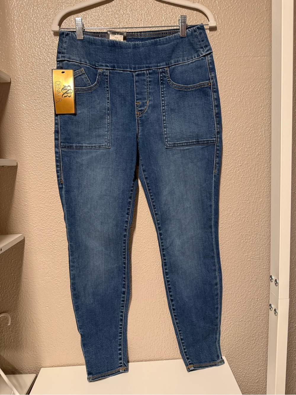 Rock & Republic Midwash Blue Pull-On Jeggings with Patch Pockets